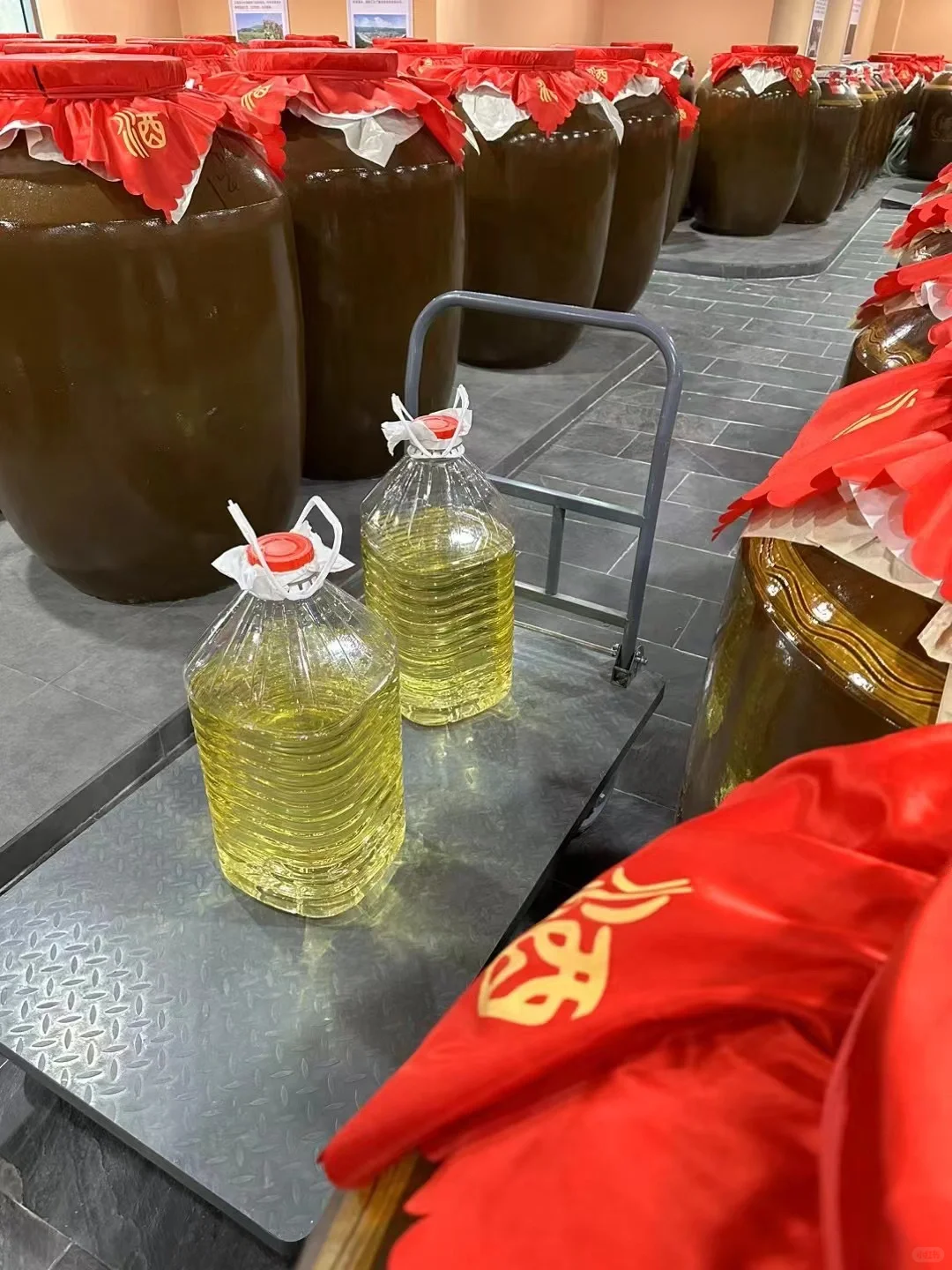 大家猜猜这两桶酒值多少钱？