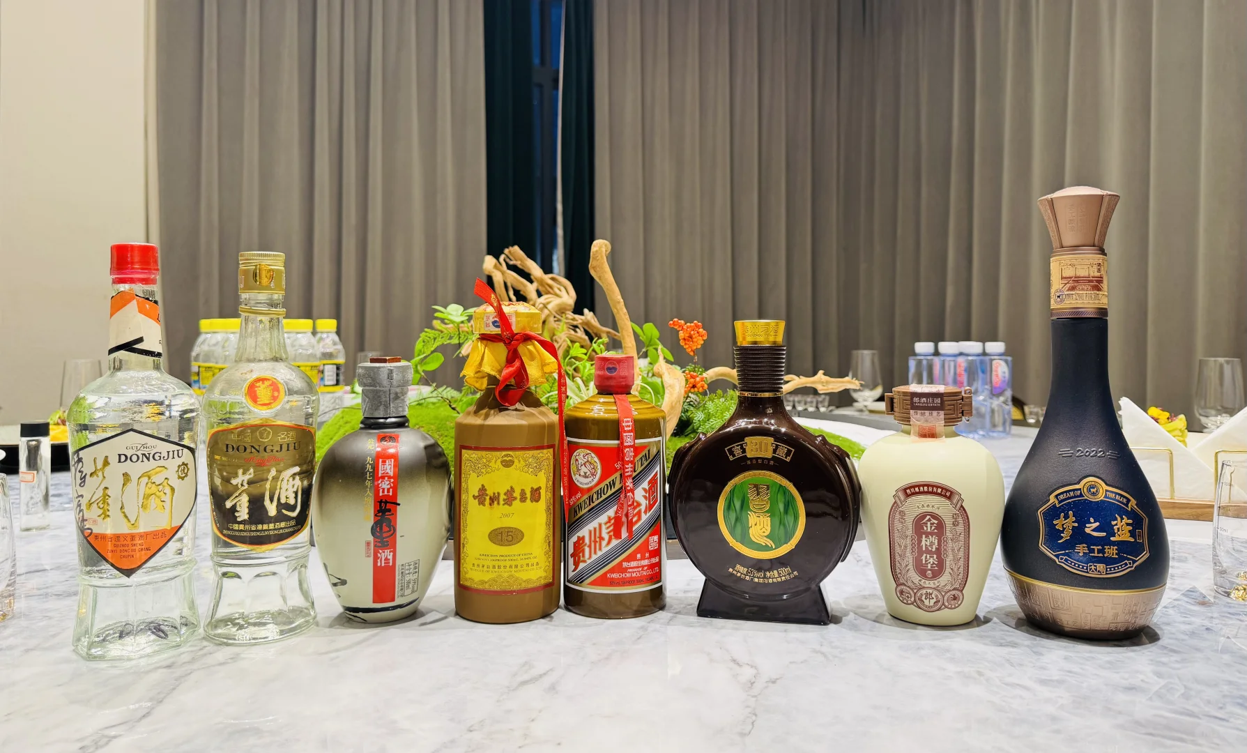 当我拿出这些白酒时，你会先喝完哪瓶？