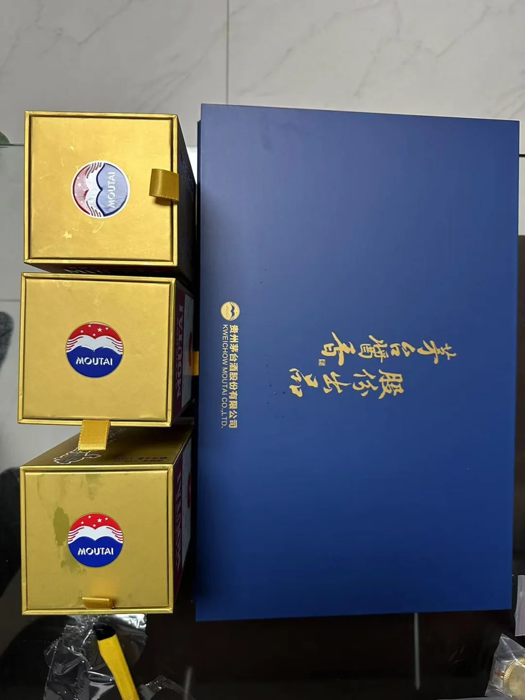 新的券商公司开户送的3瓶茅台1套酒具