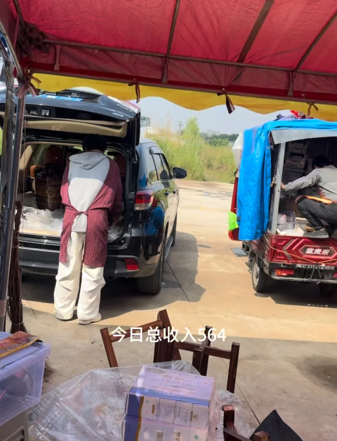 00后勇闯菜市场，摆摊卖纯高粱粮食酒第一天～