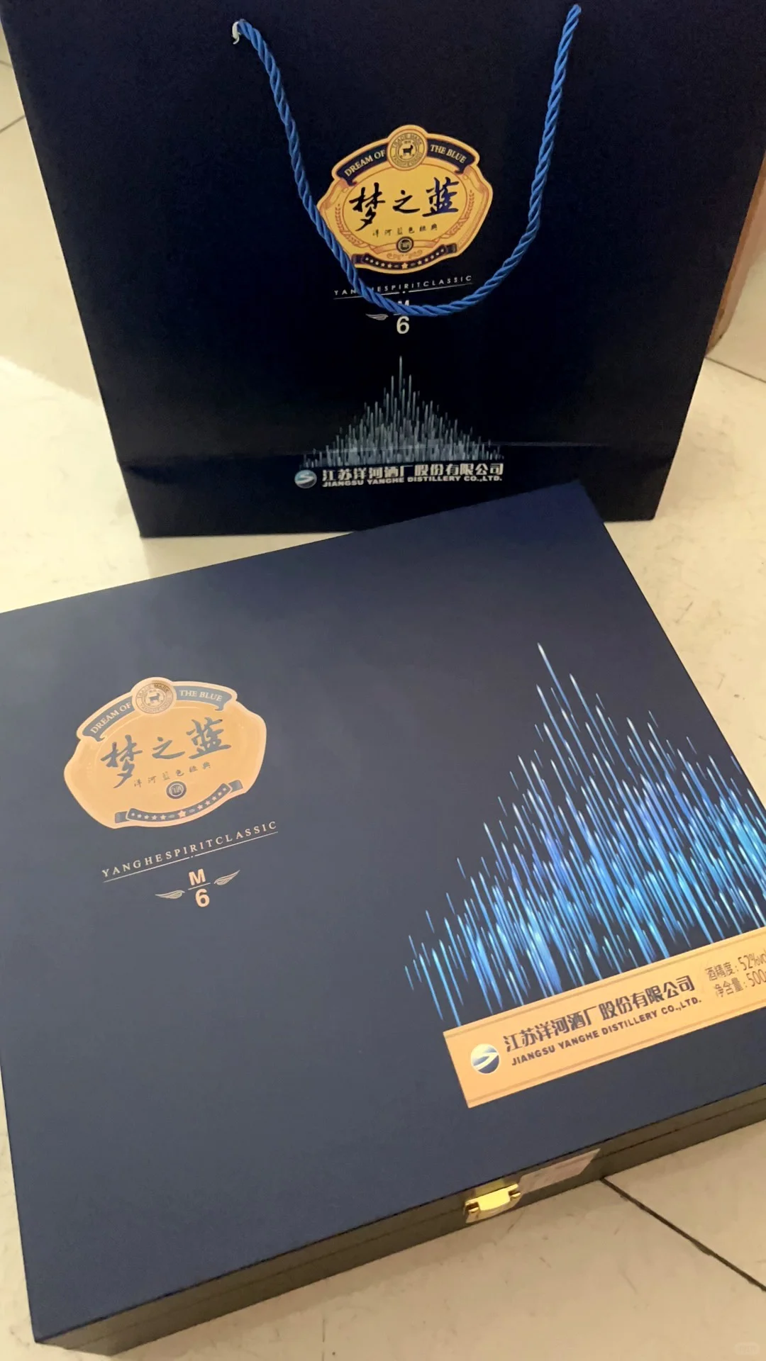 是的！你没听错！是蓝蓝色的酒！