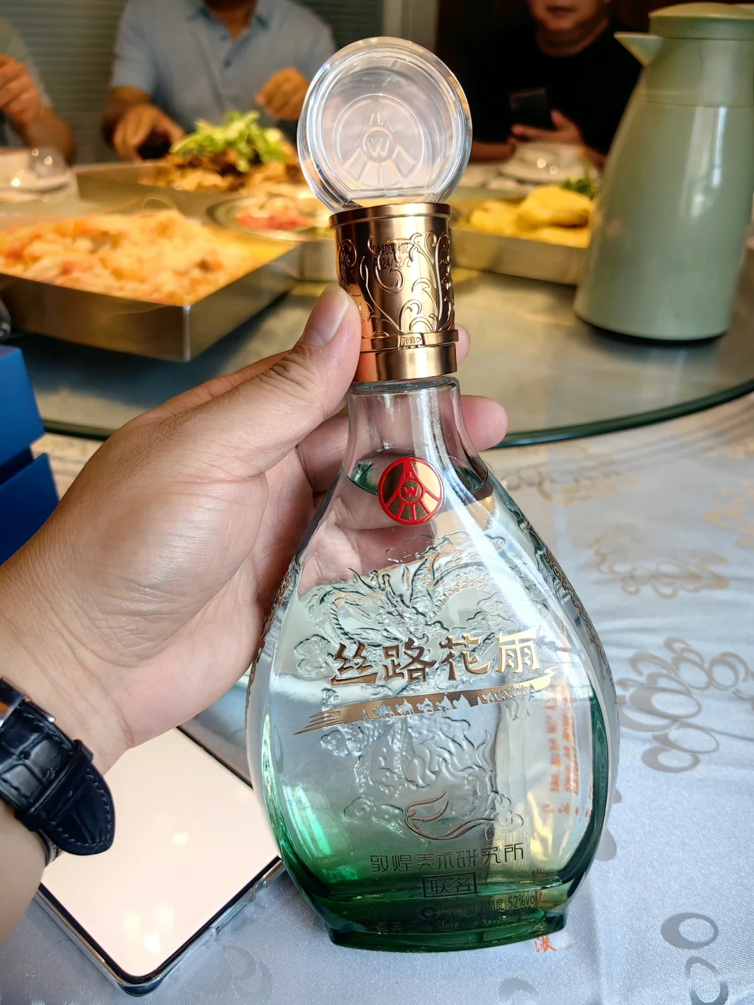 两瓶漂亮酒瓶的酒