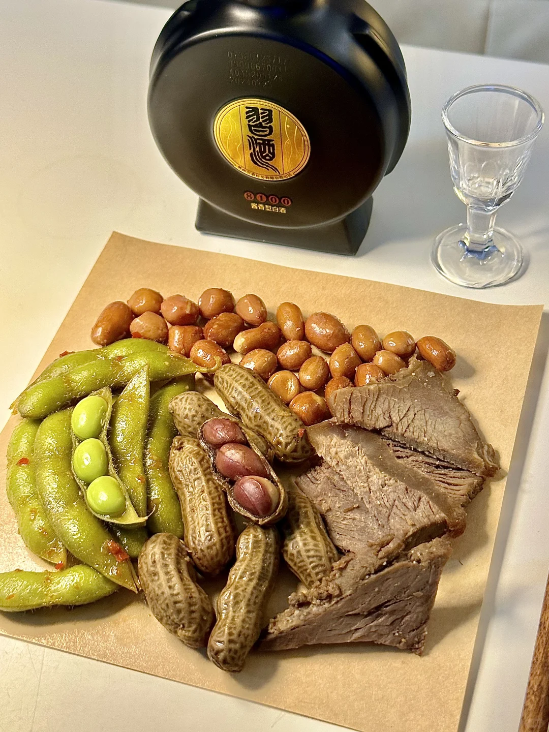 30岁女孩有家不回 出租屋独饮