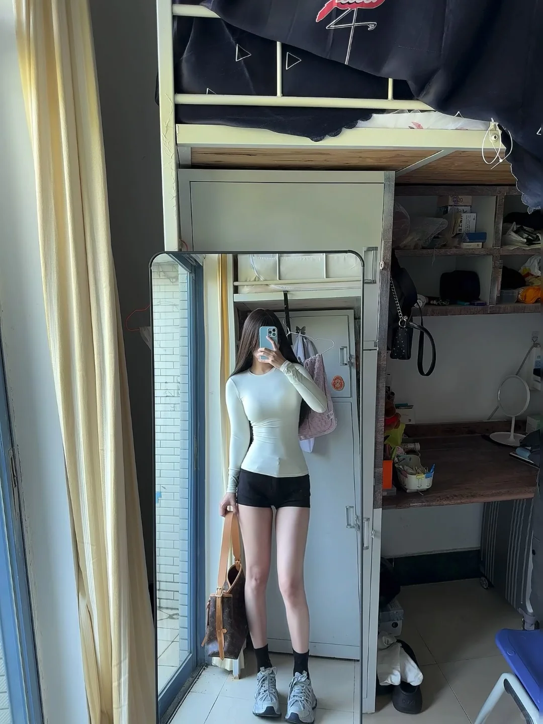 左滑 看女大学生早八穿什么