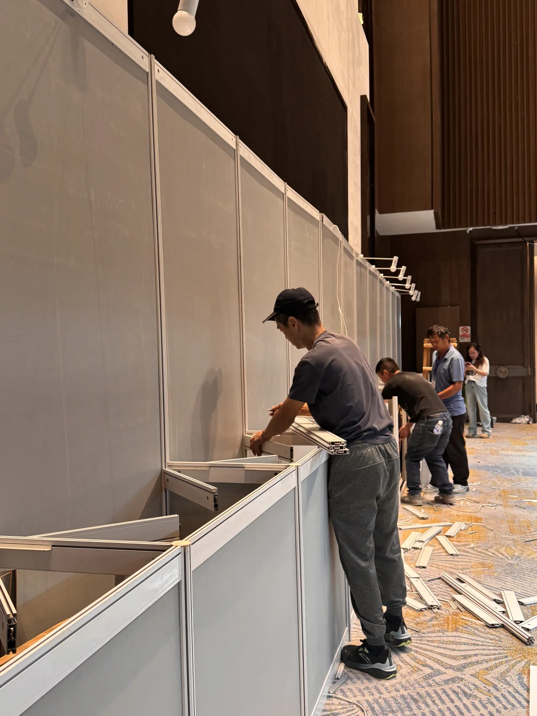 ?货物已抵达酒店，紧张布展中