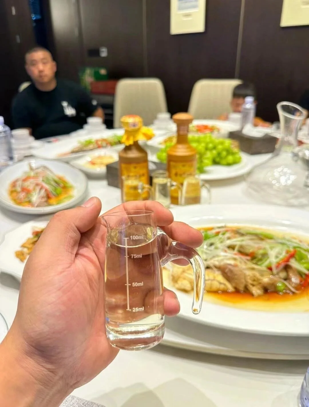为什么喝白酒都是小杯慢饮，而不像其他的酒