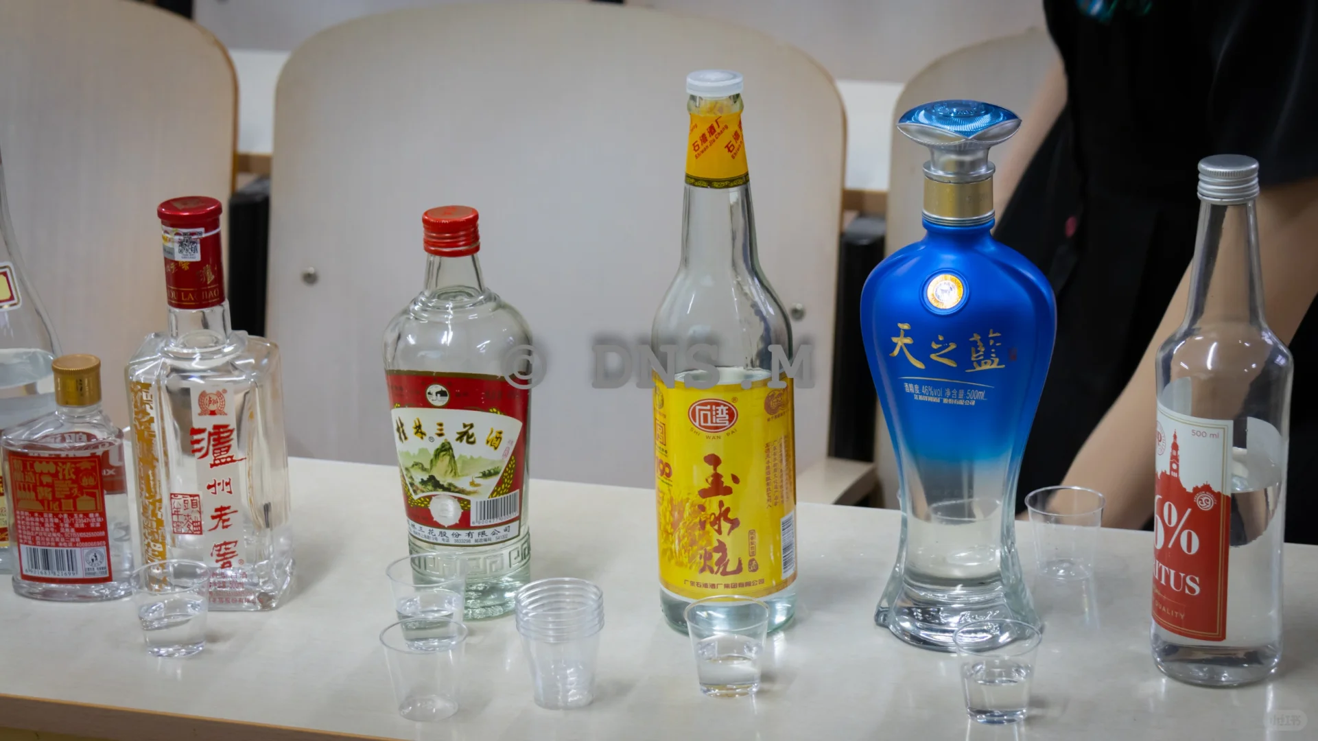 上课喝白酒咯