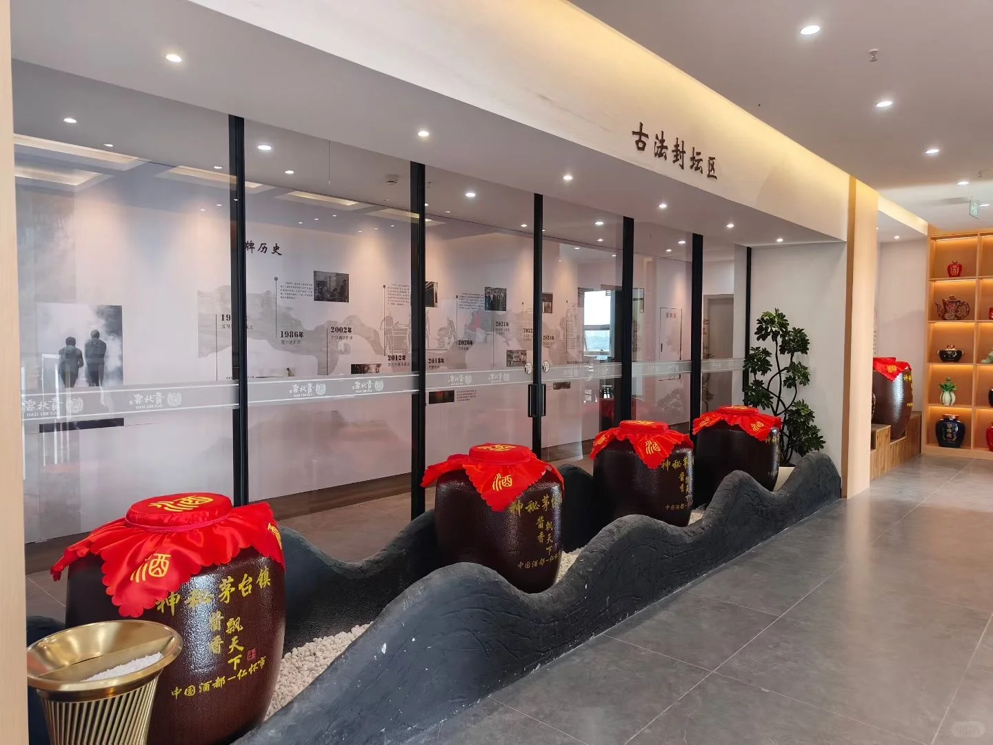 10年酱酒封坛 时间沉淀后的开坛香气扑鼻