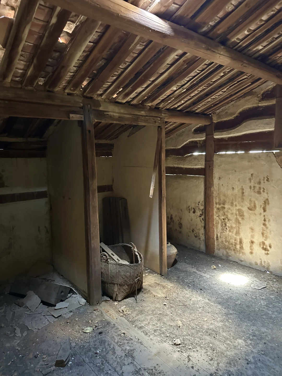 一位老爷爷去世多年后的家