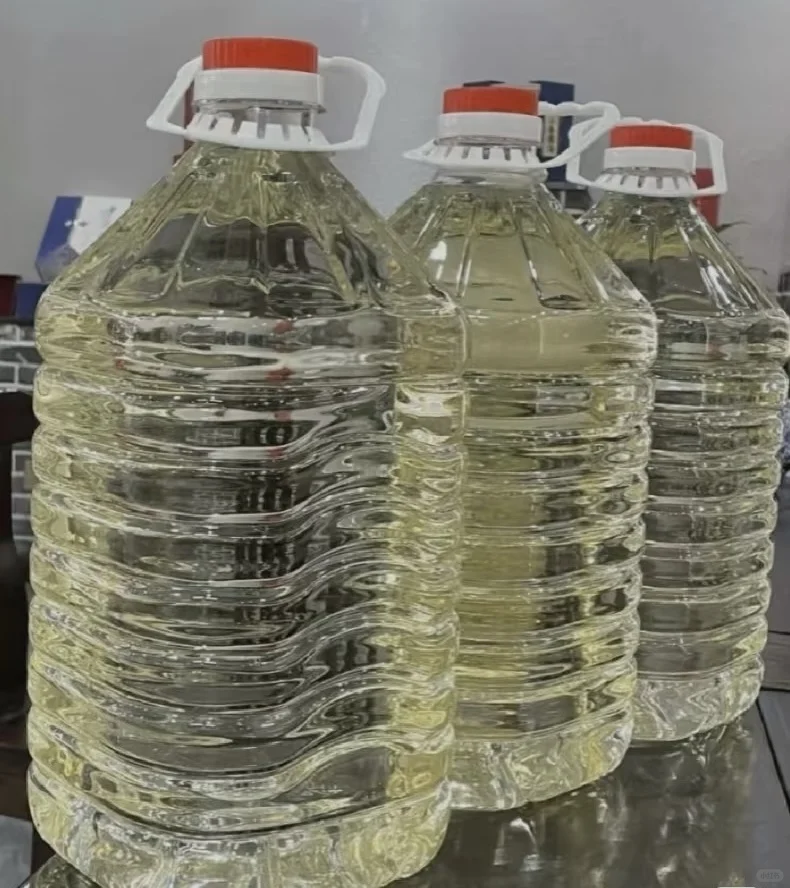 老爸爱喝的高粱酒 月月去给老爸购买