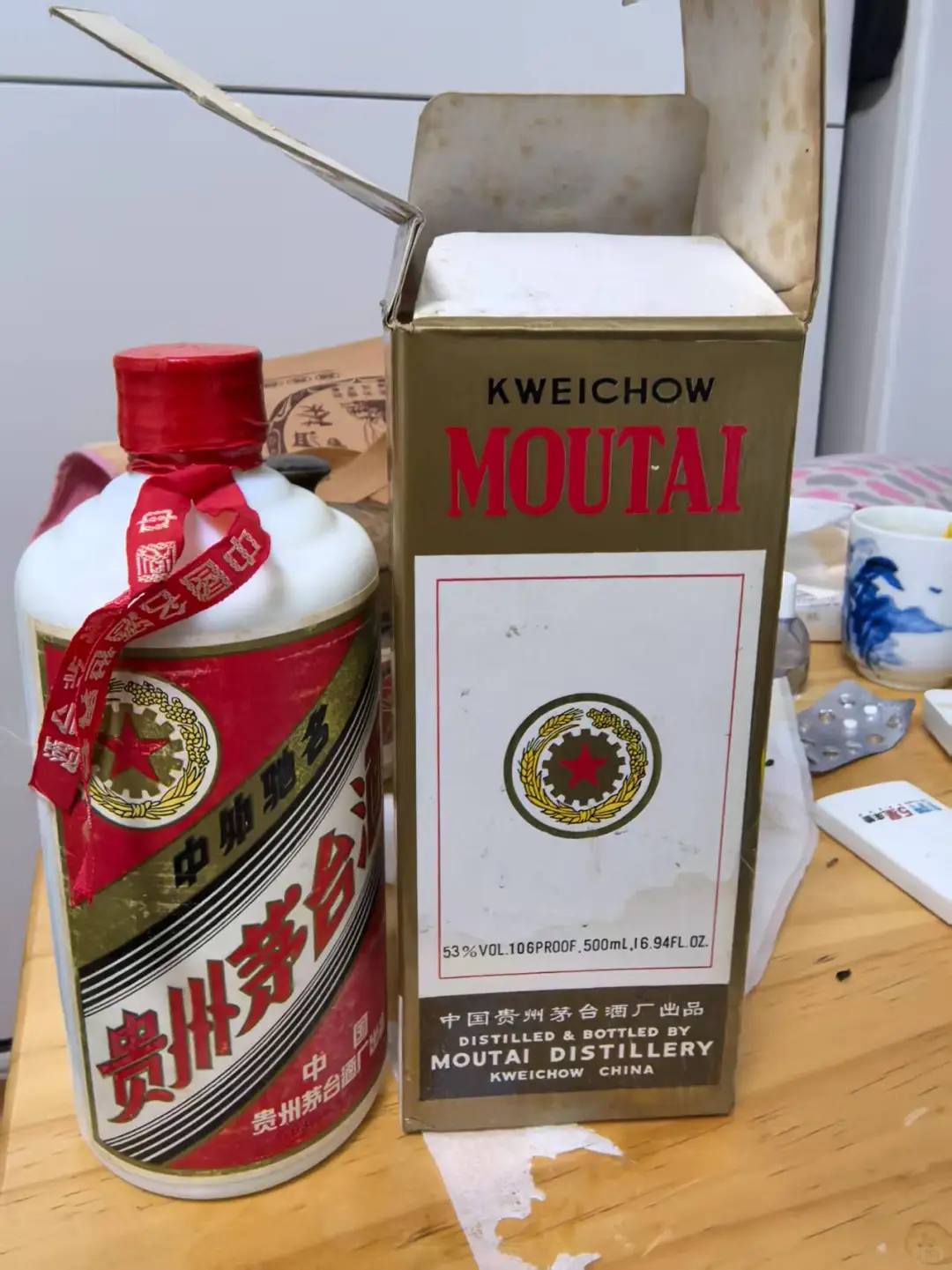 六瓶茅台的正反面，想卖了不知道值什么价格