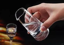 酒香四溢，文化悠扬：探寻白酒的魅力之旅