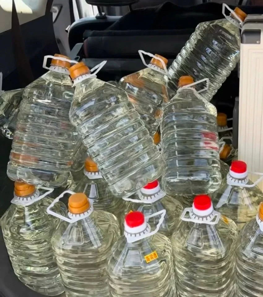 老爸爱喝的高粱酒 月月去给老爸购买