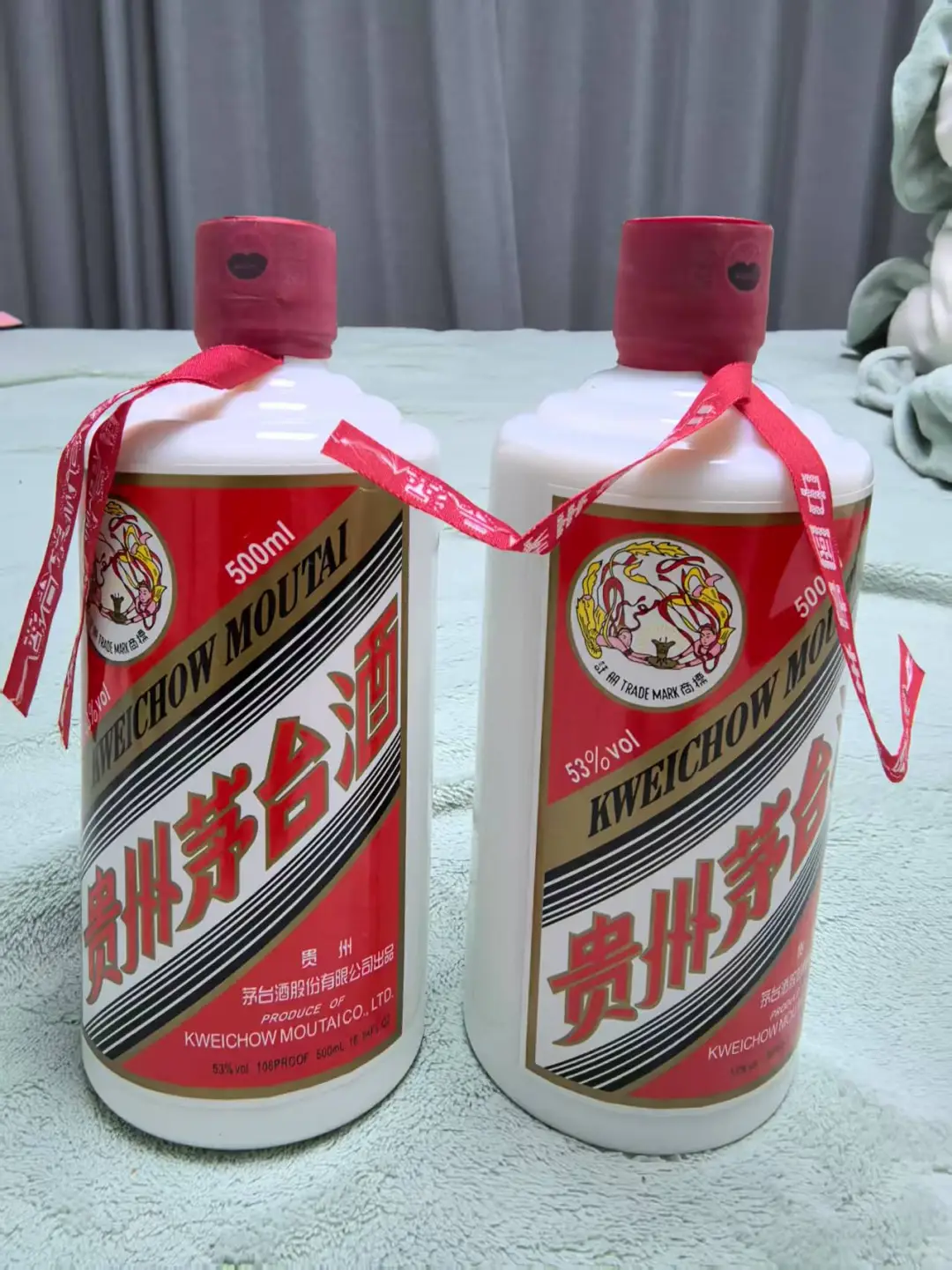 六瓶茅台的正反面，想卖了不知道值什么价格