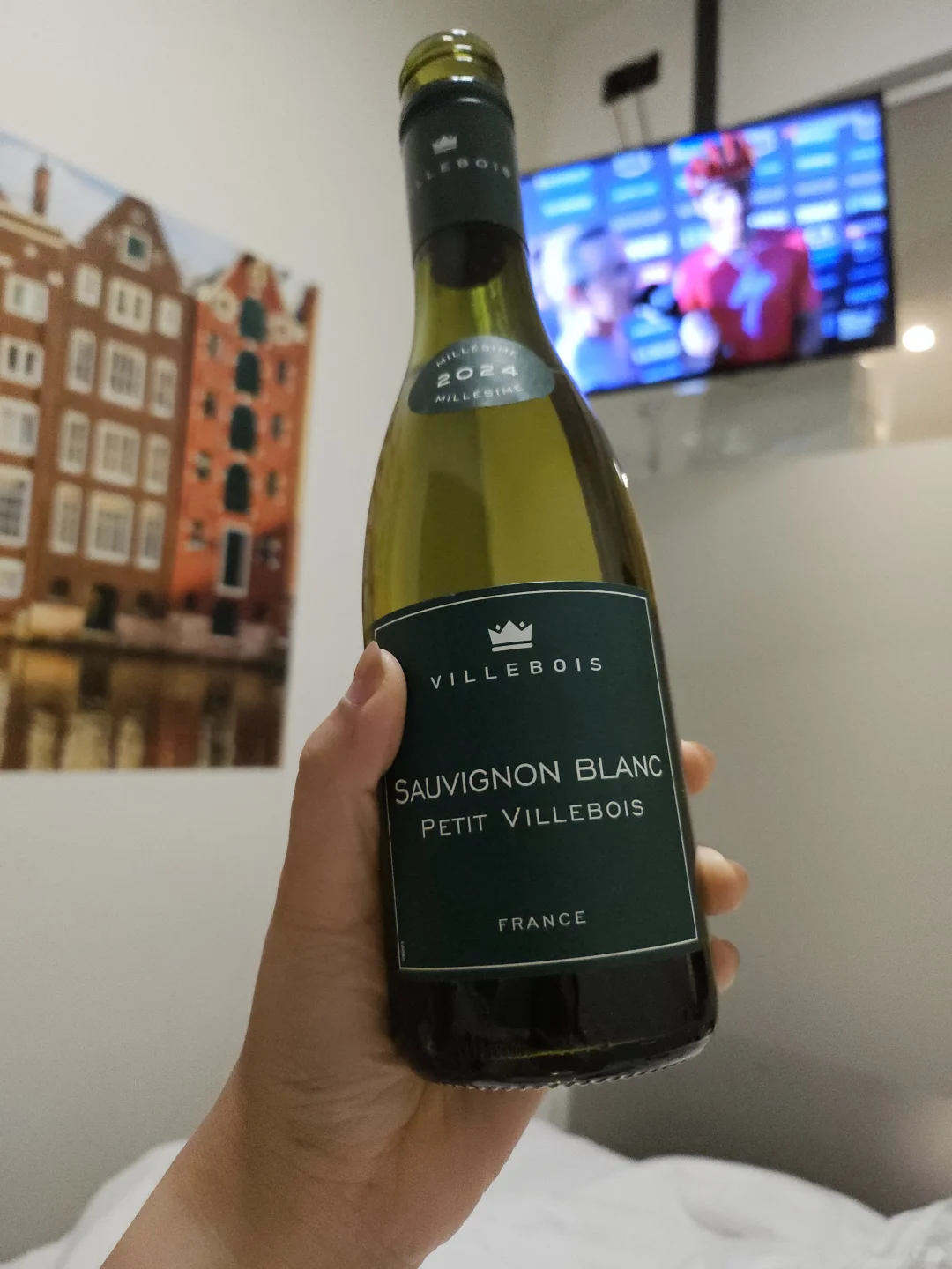 谁正经人晚上在酒店吨葡萄酒。。