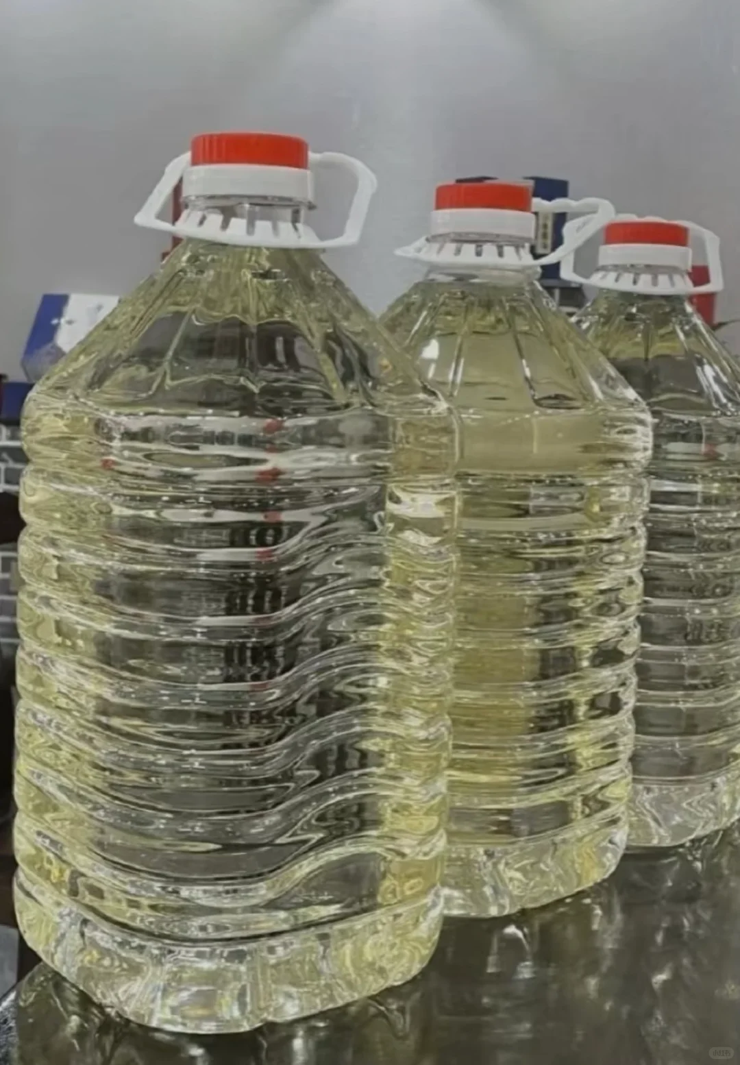 老爸爱喝的高粱酒 月月去给老爸购买