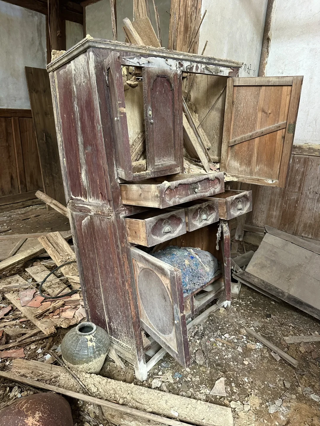 一位老爷爷去世多年后的家