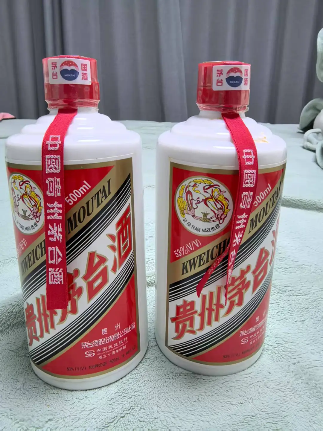 六瓶茅台的正反面，想卖了不知道值什么价格