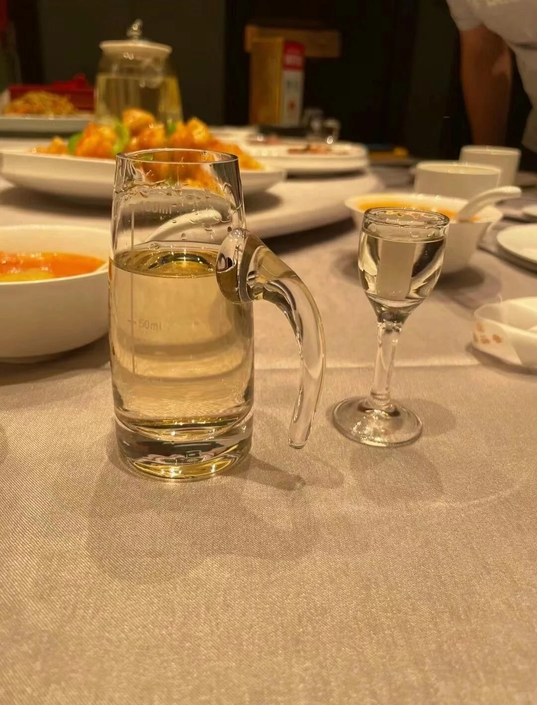 为什么喝白酒都是小杯慢饮，而不像其他的酒