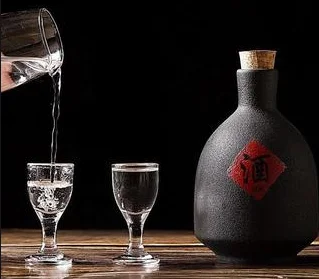 酒香四溢，文化悠扬：探寻白酒的魅力之旅