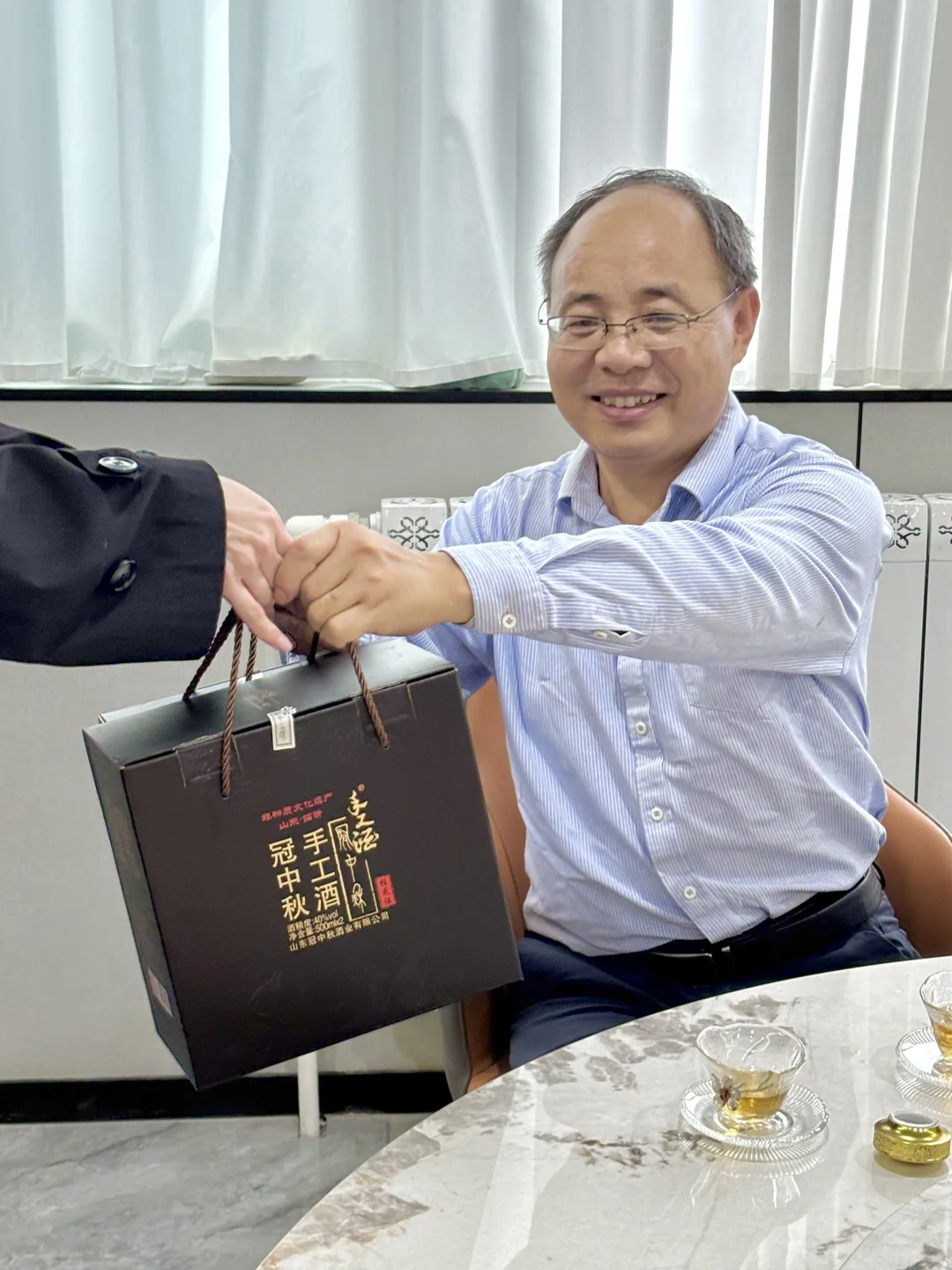 老爸拆礼盒时眼睛都亮了！爱喝酒的都喜欢！