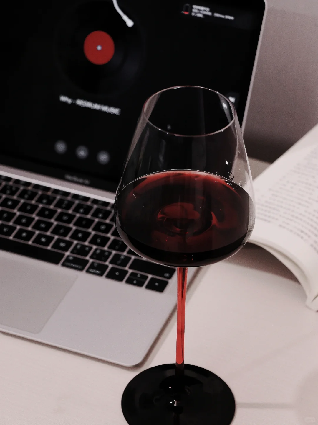 成年人的快乐是一个人微醺的浪漫?