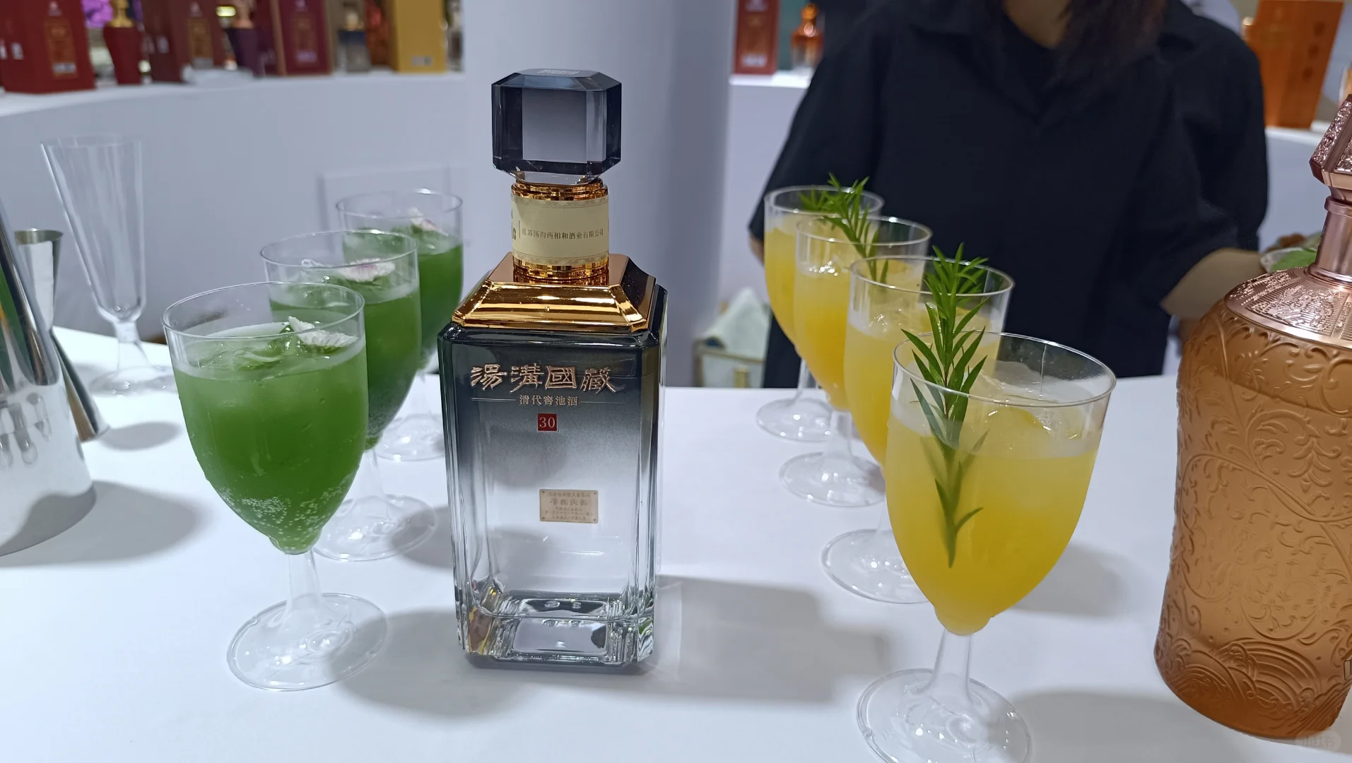 来看酒业博览会了，白酒都可以调鸡尾酒喝