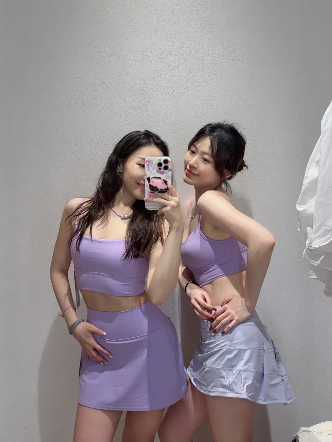 是姐妹就一起穿紫色啊?