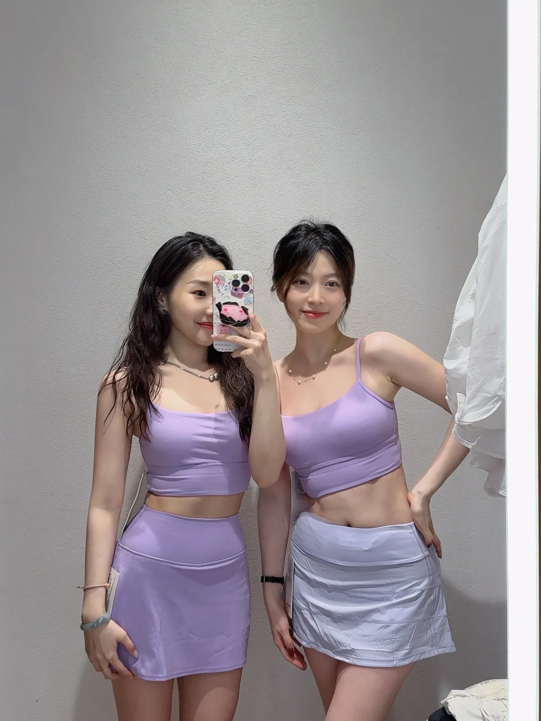 是姐妹就一起穿紫色啊?