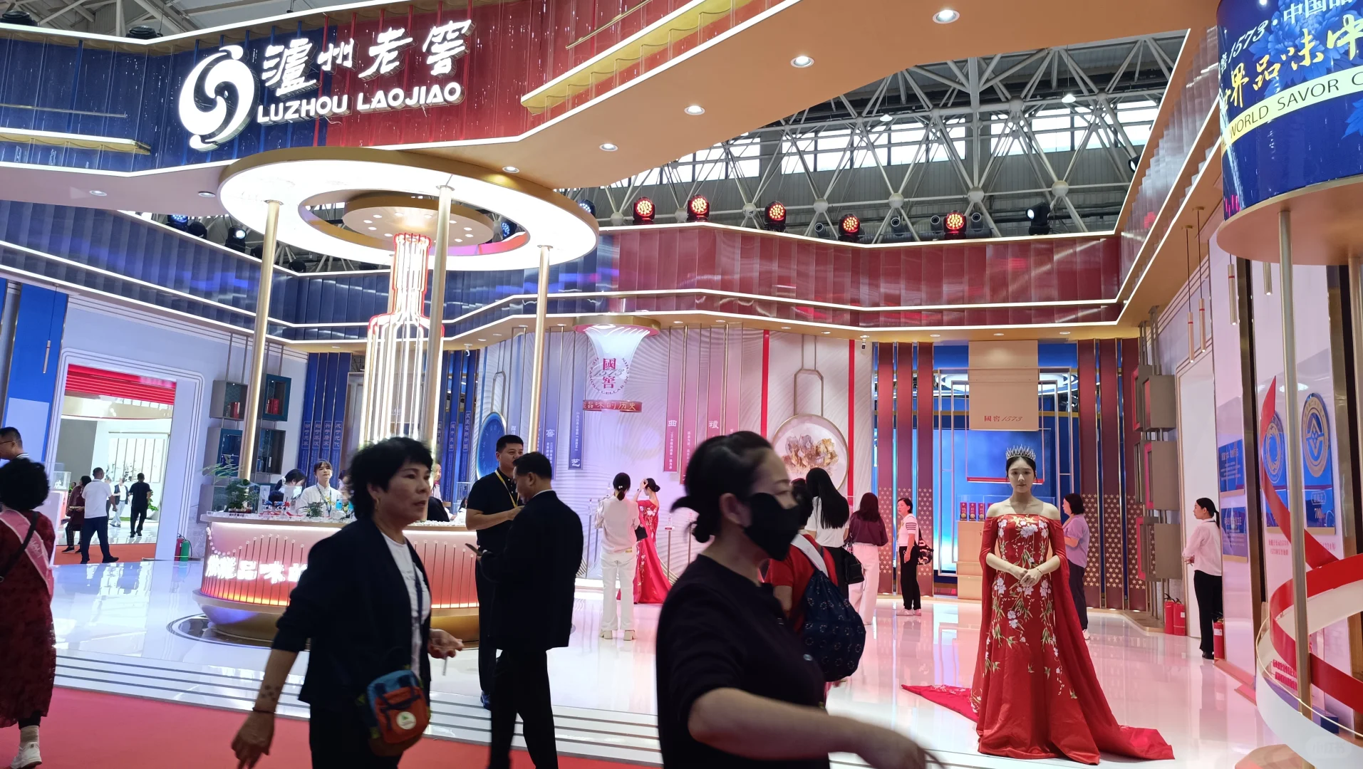 来看酒业博览会了，白酒都可以调鸡尾酒喝