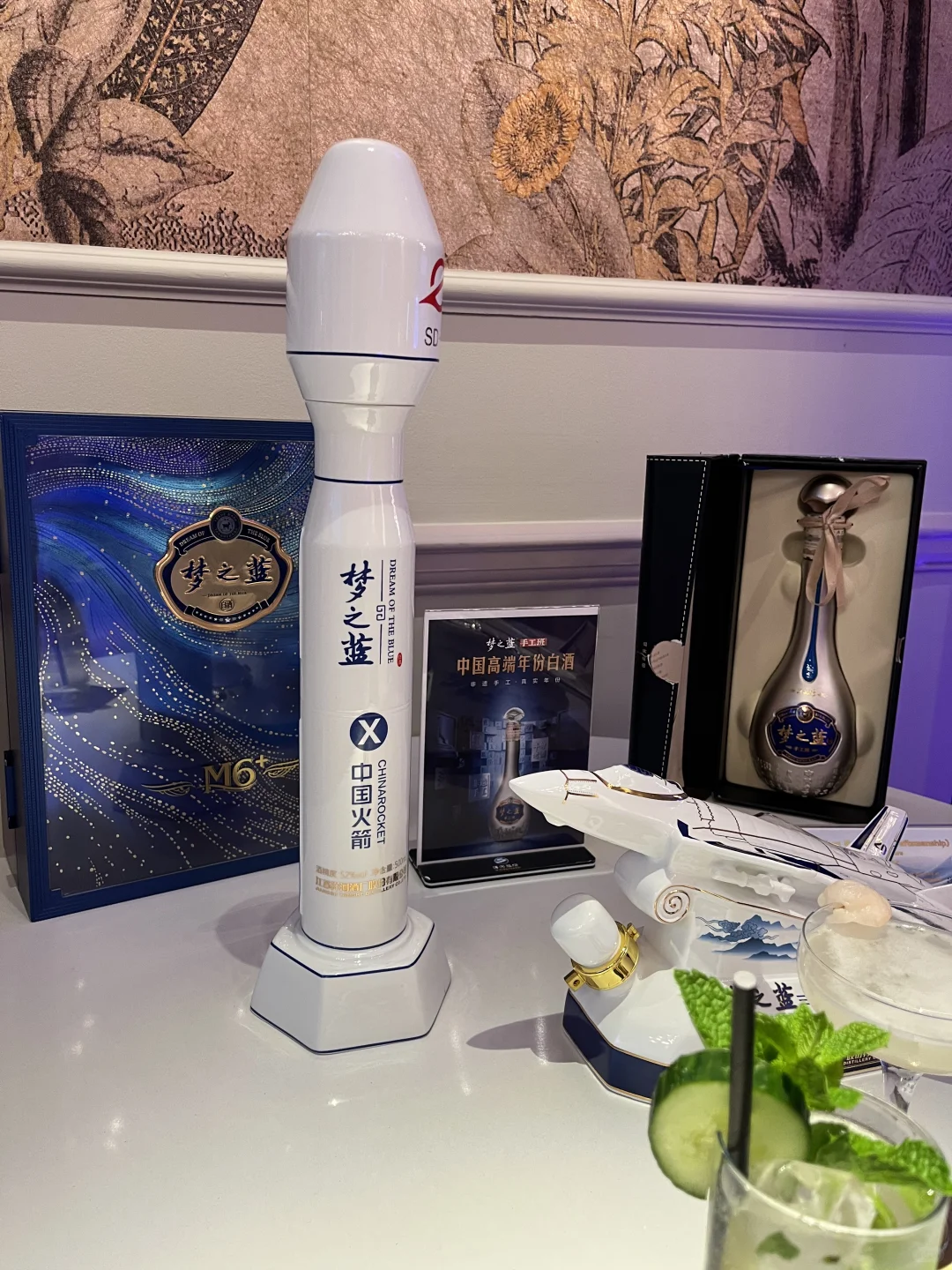 当白酒遇见伦敦 蓝到发光！