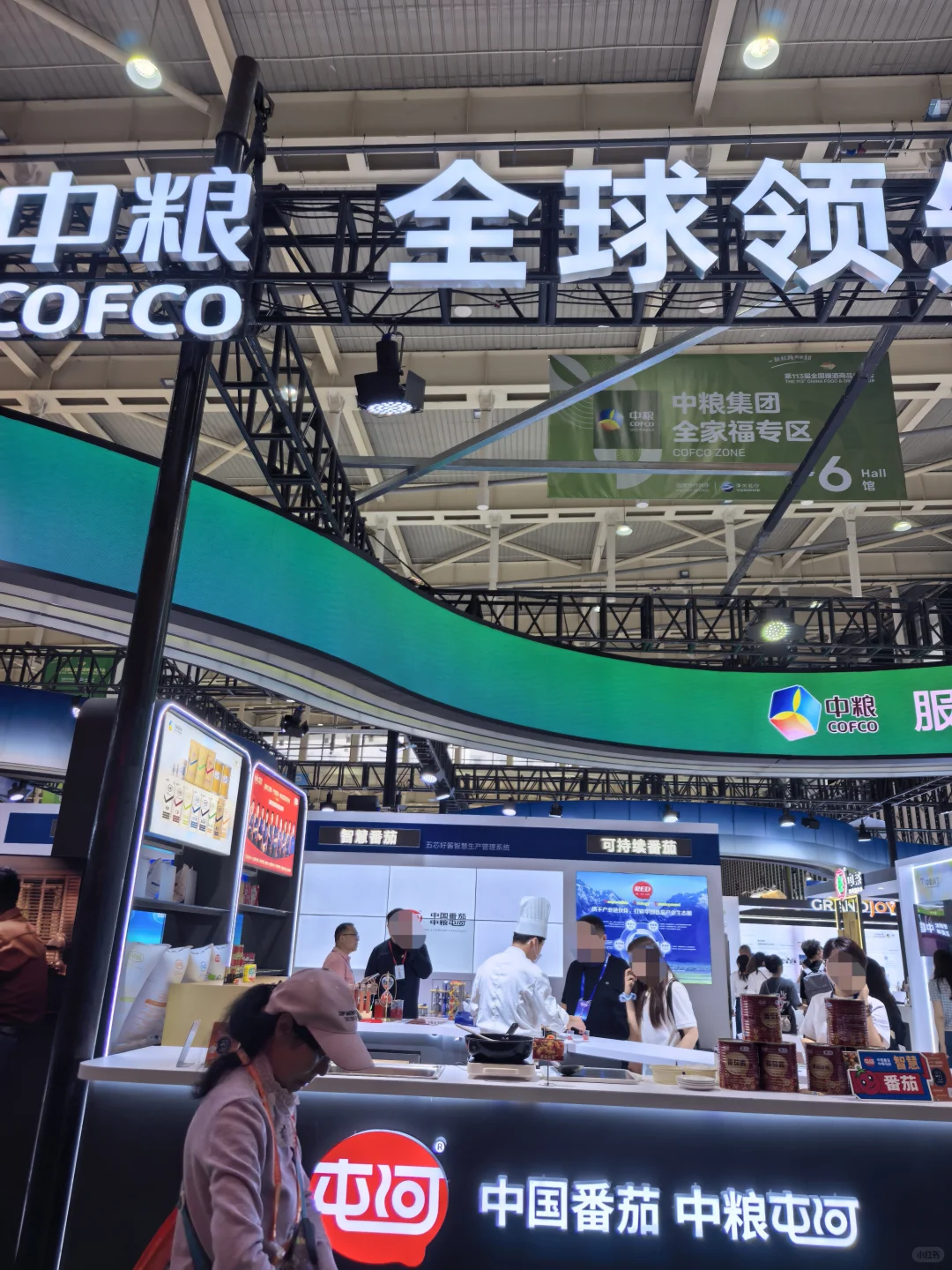 来糖酒会见世面了?茅台家的小姐姐真好看