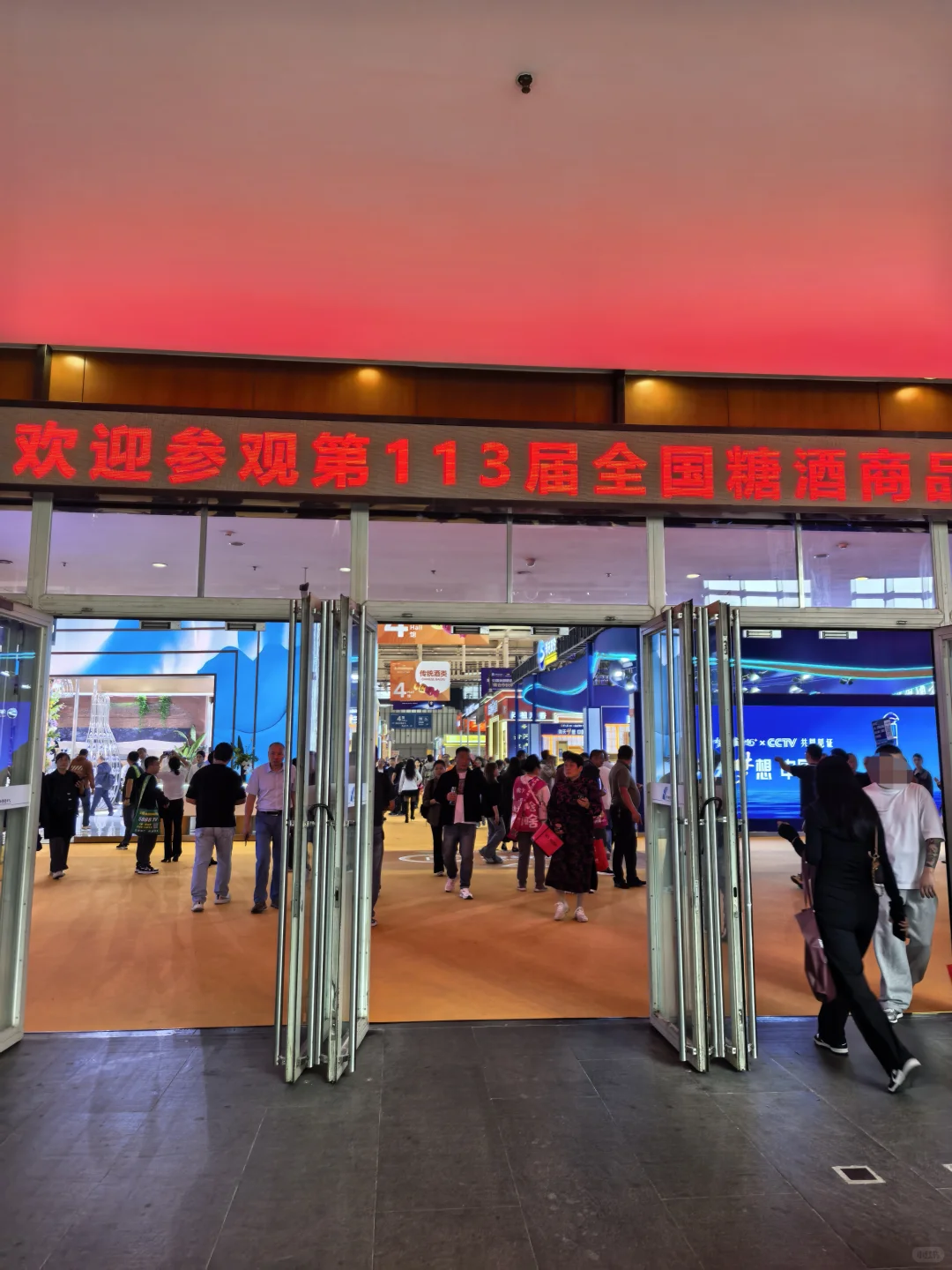 来糖酒会见世面了?茅台家的小姐姐真好看