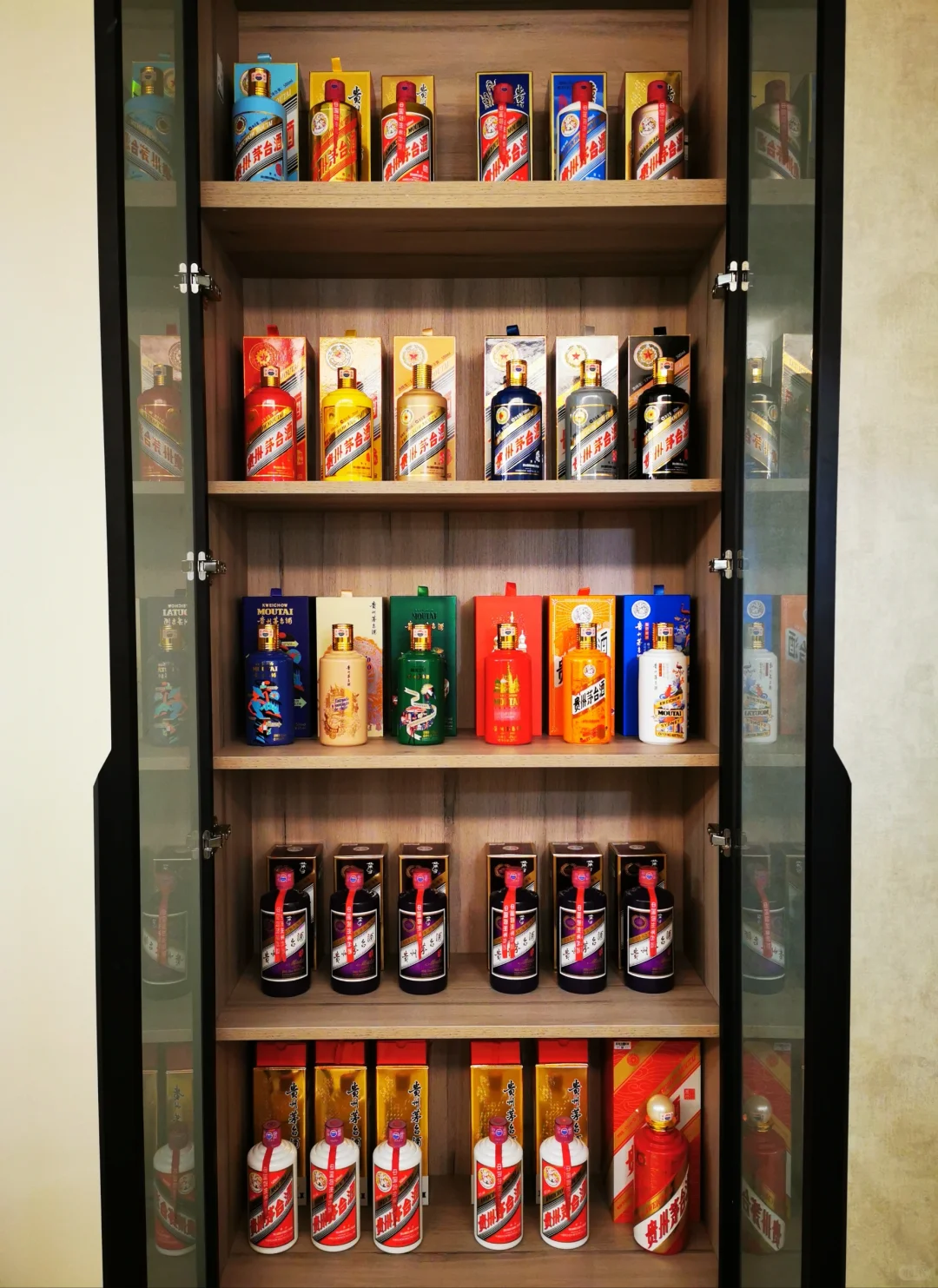 三个酒柜都装满了