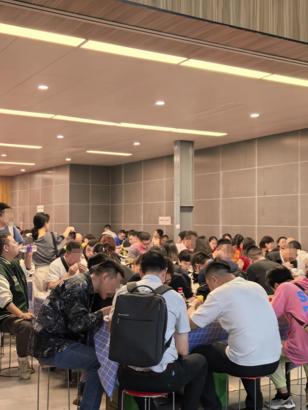 来糖酒会见世面了?茅台家的小姐姐真好看