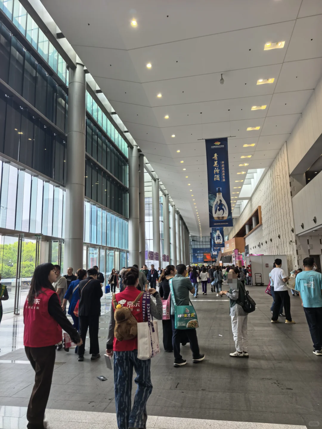 来糖酒会见世面了?茅台家的小姐姐真好看