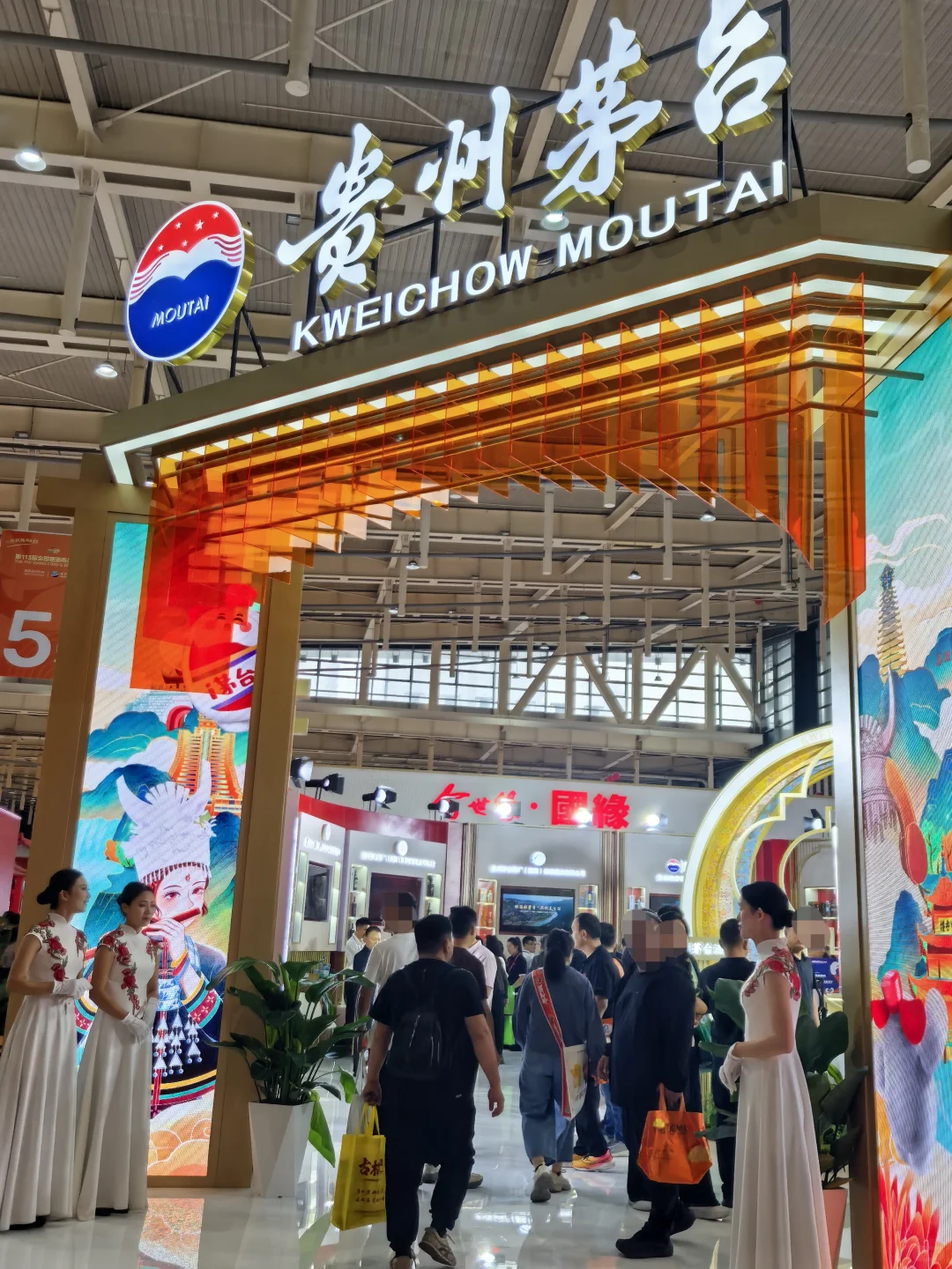 来糖酒会见世面了?茅台家的小姐姐真好看