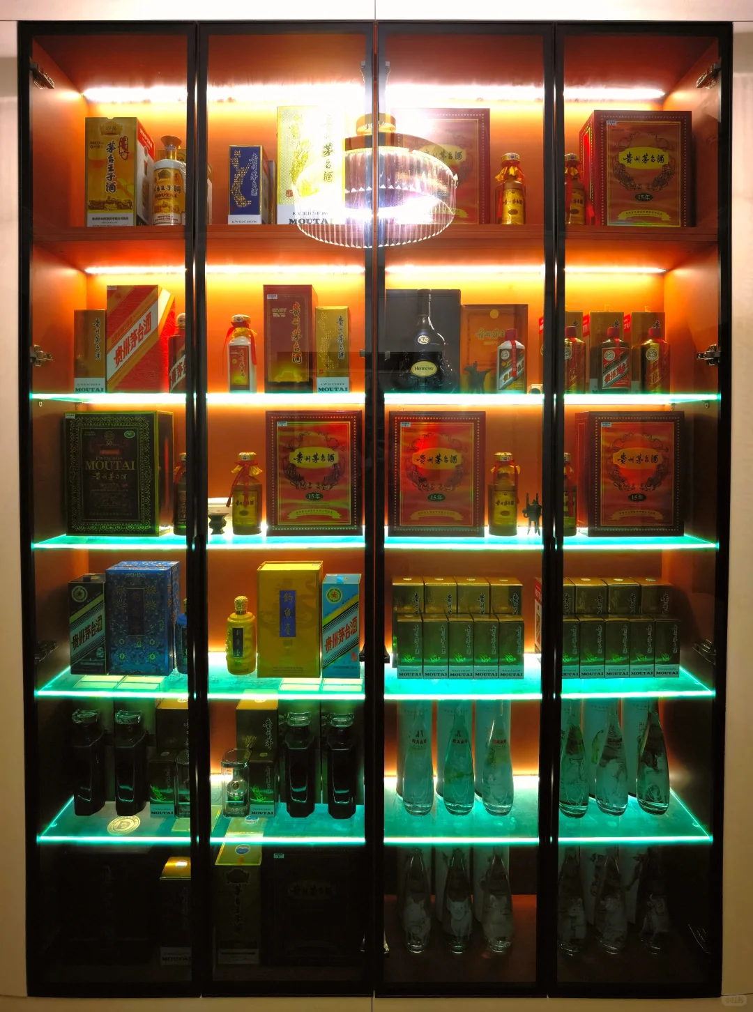 三个酒柜都装满了