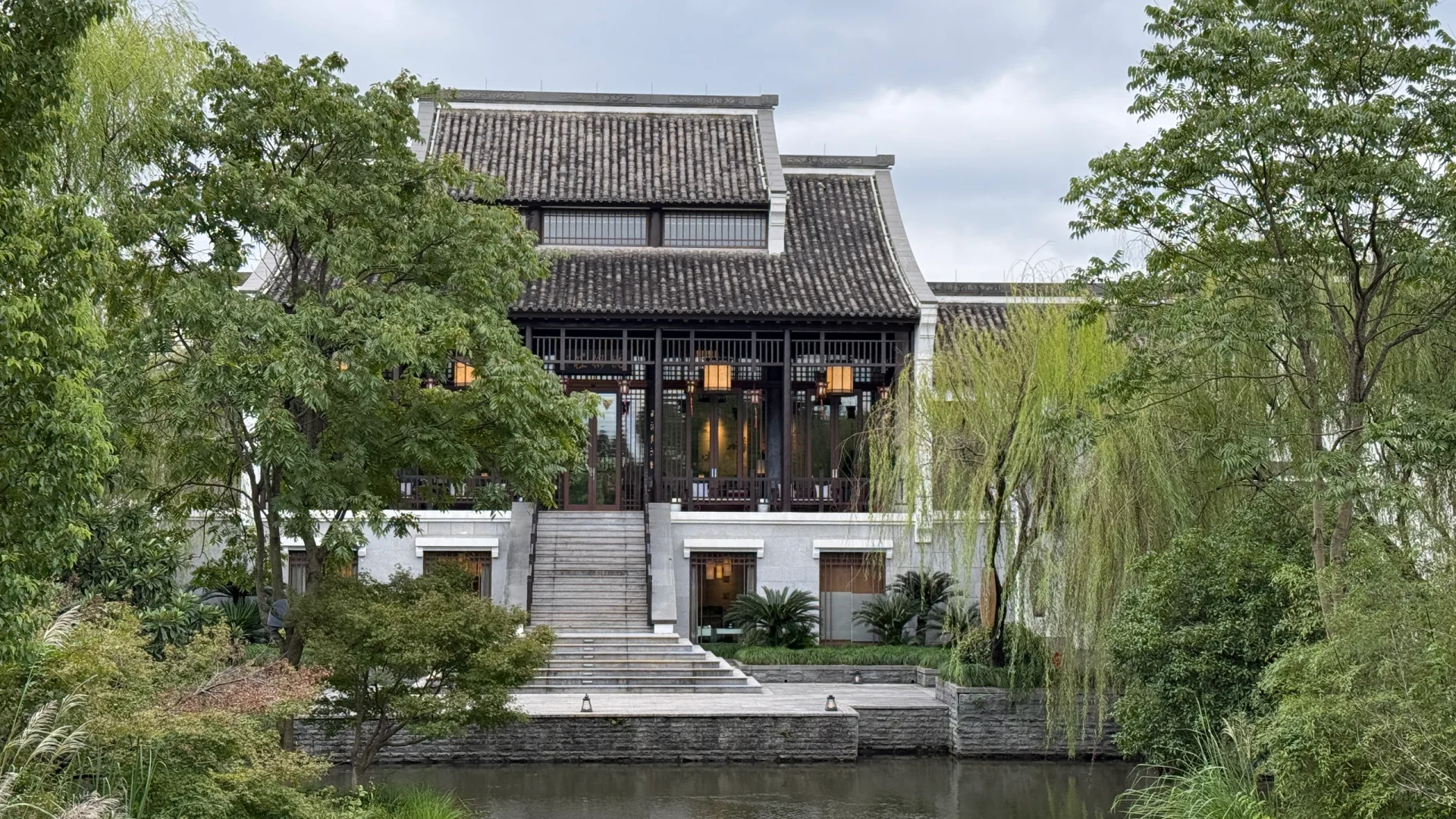 现在商务宴请也。