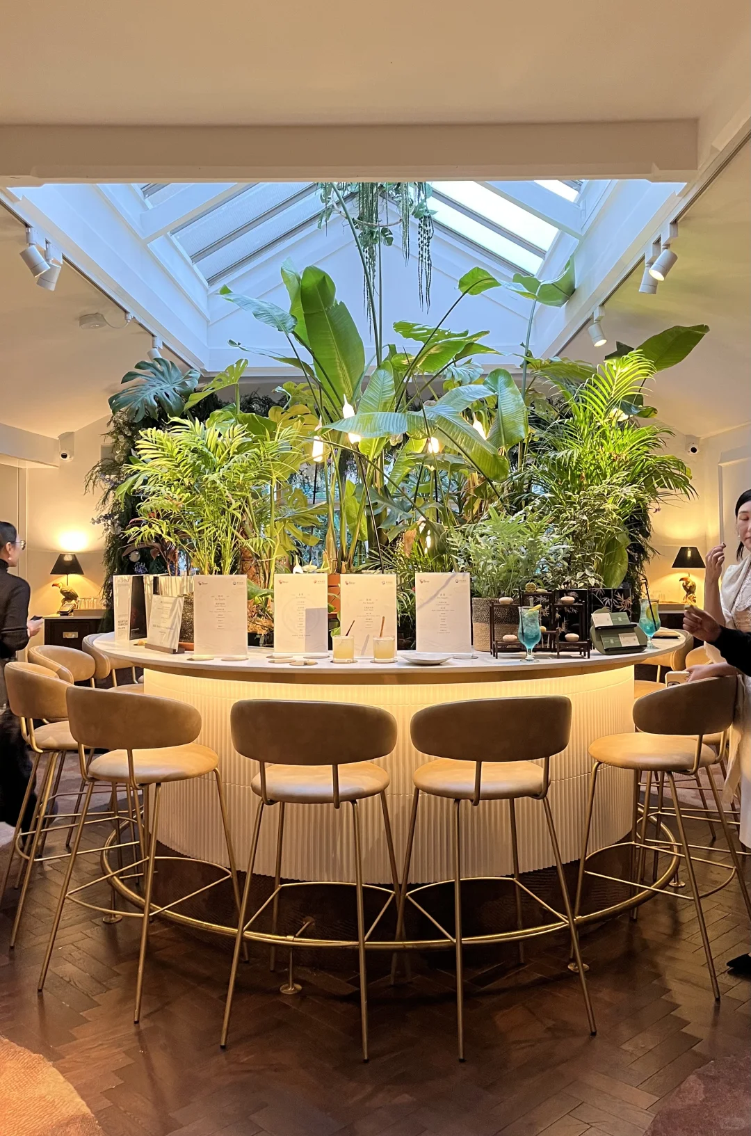 当白酒遇见伦敦 蓝到发光！