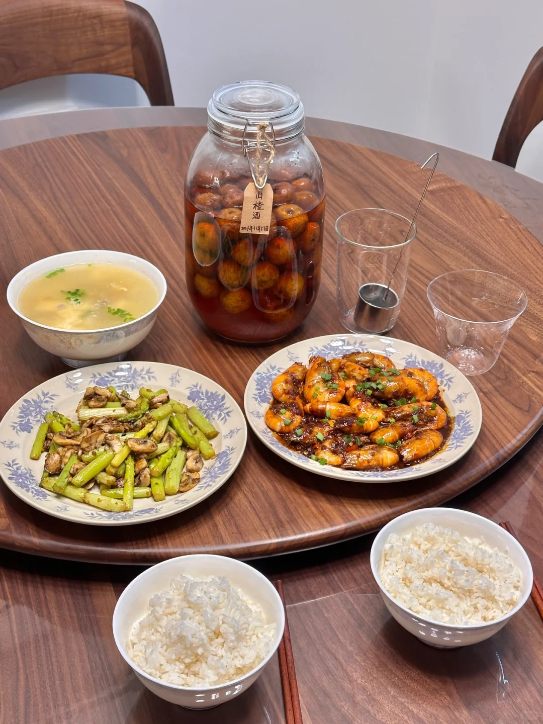 泡了快1年的山楂酒开封啦！怎么会这么好喝！