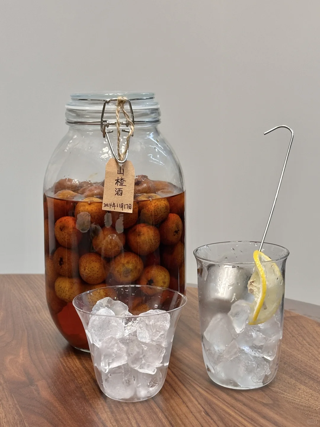 泡了快1年的山楂酒开封啦！怎么会这么好喝！