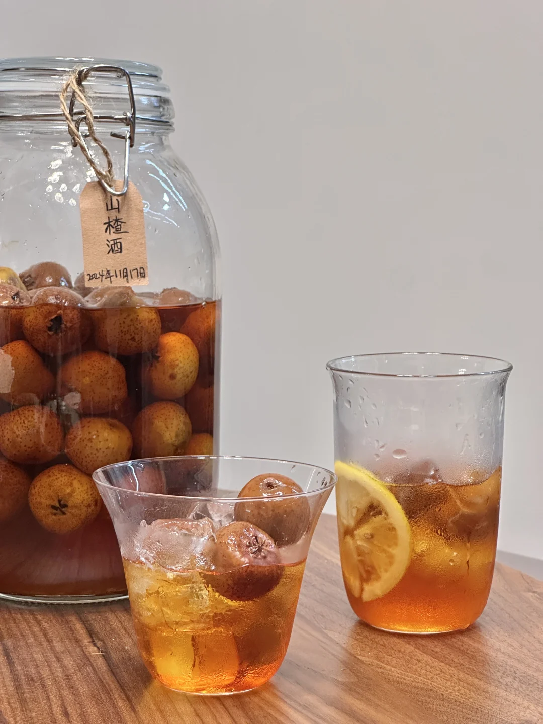 泡了快1年的山楂酒开封啦！怎么会这么好喝！