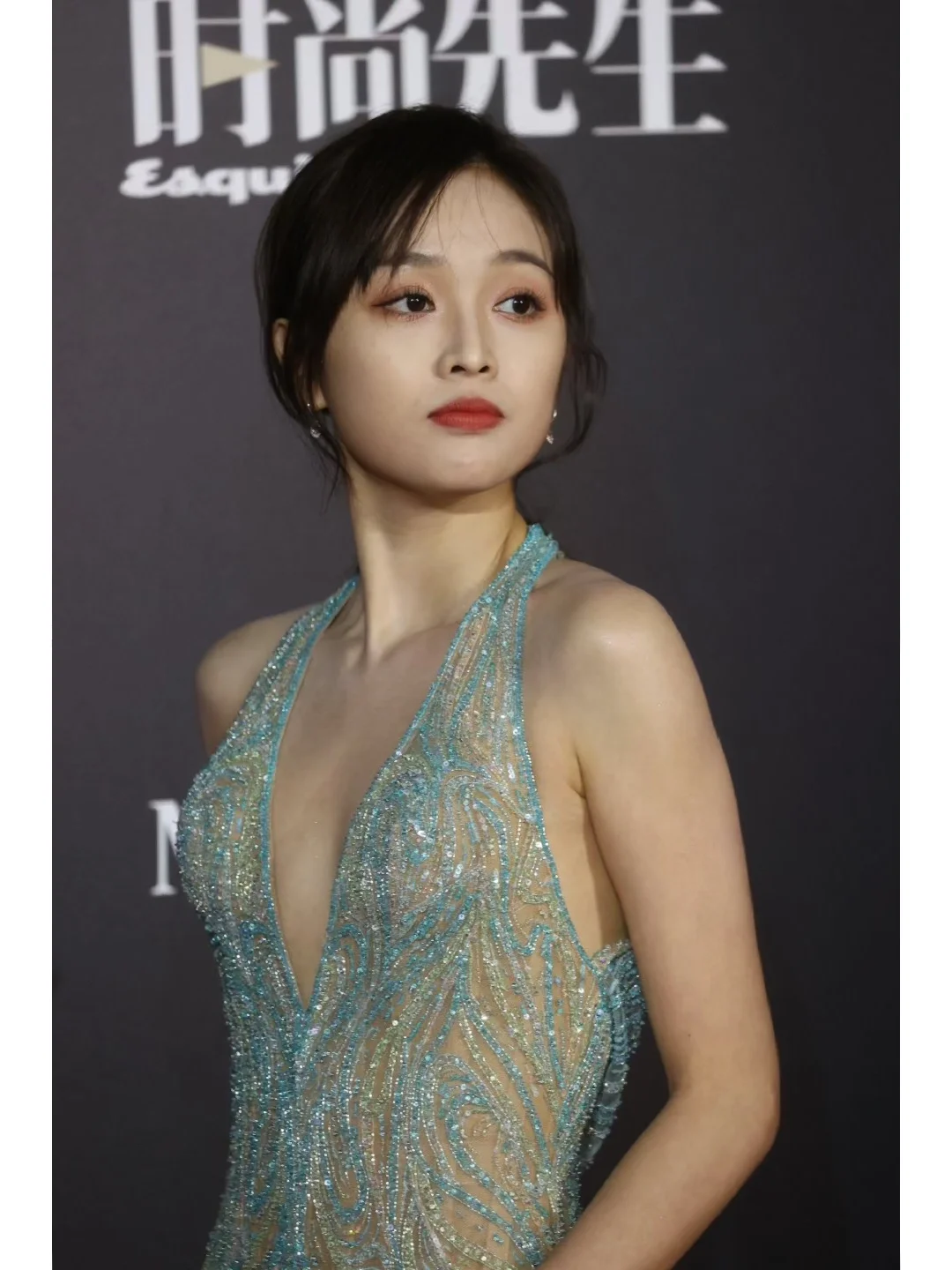 吴宣仪身穿透视装，好身材一览无余