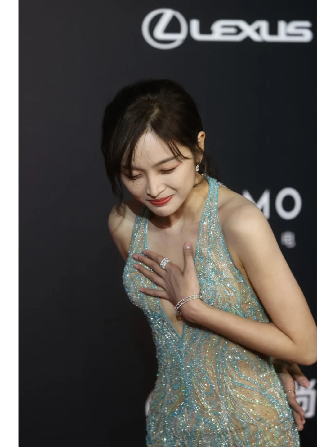 吴宣仪身穿透视装，好身材一览无余