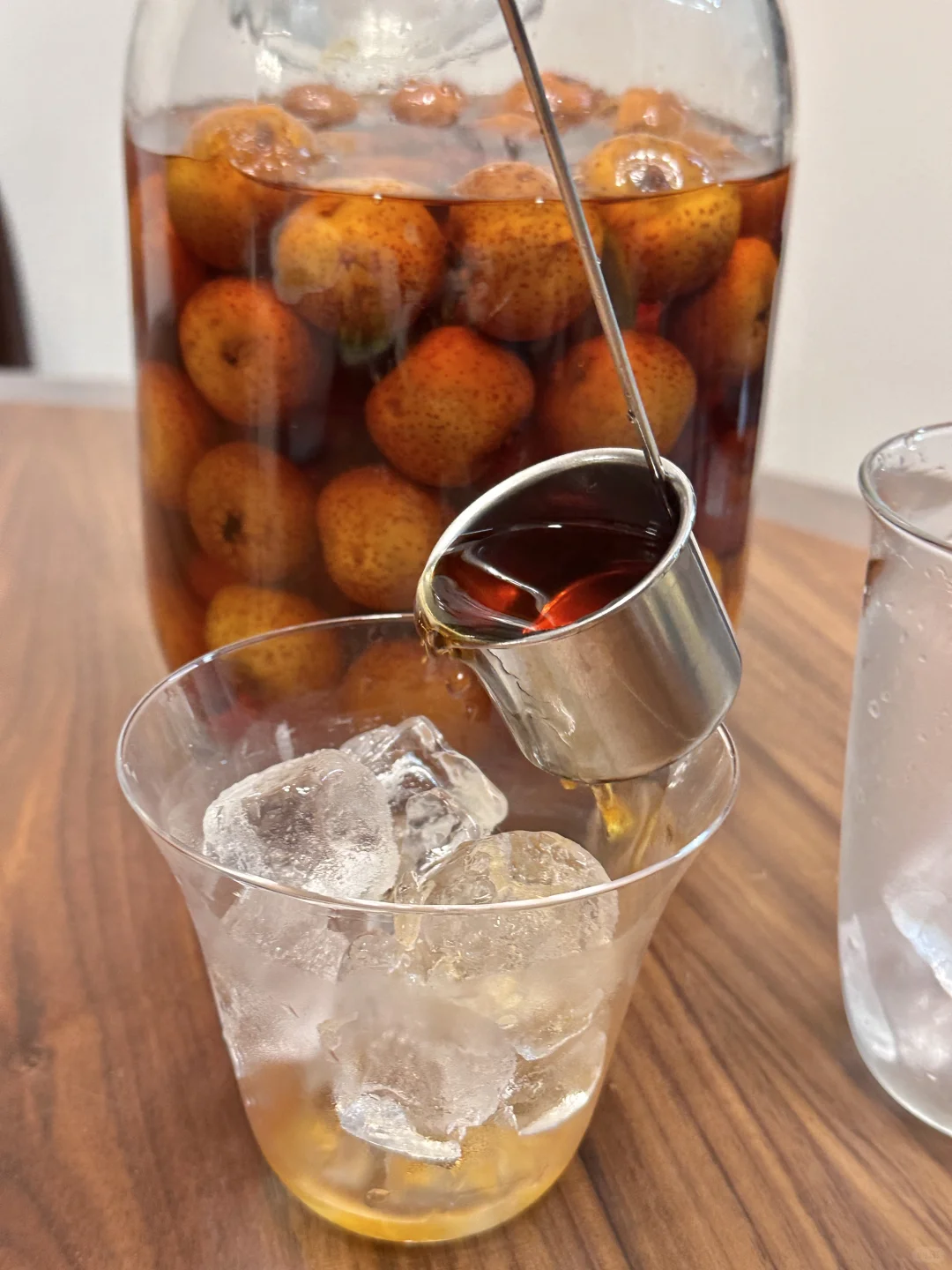 泡了快1年的山楂酒开封啦！怎么会这么好喝！