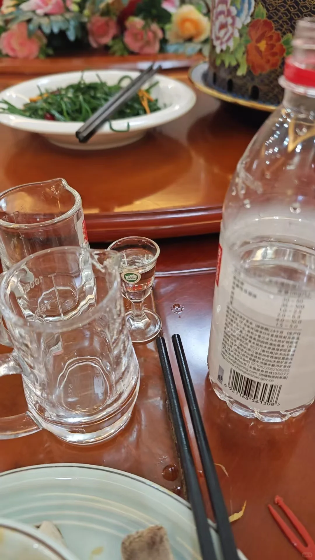 第一次喝白酒，干了20杯是什么水平？