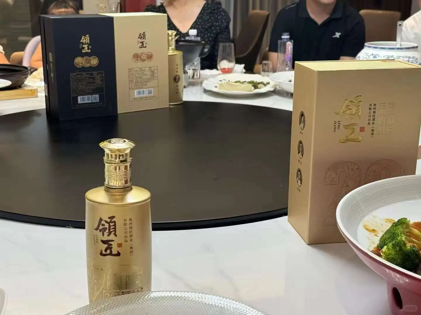 酒桌上放这个酒也太上档次了