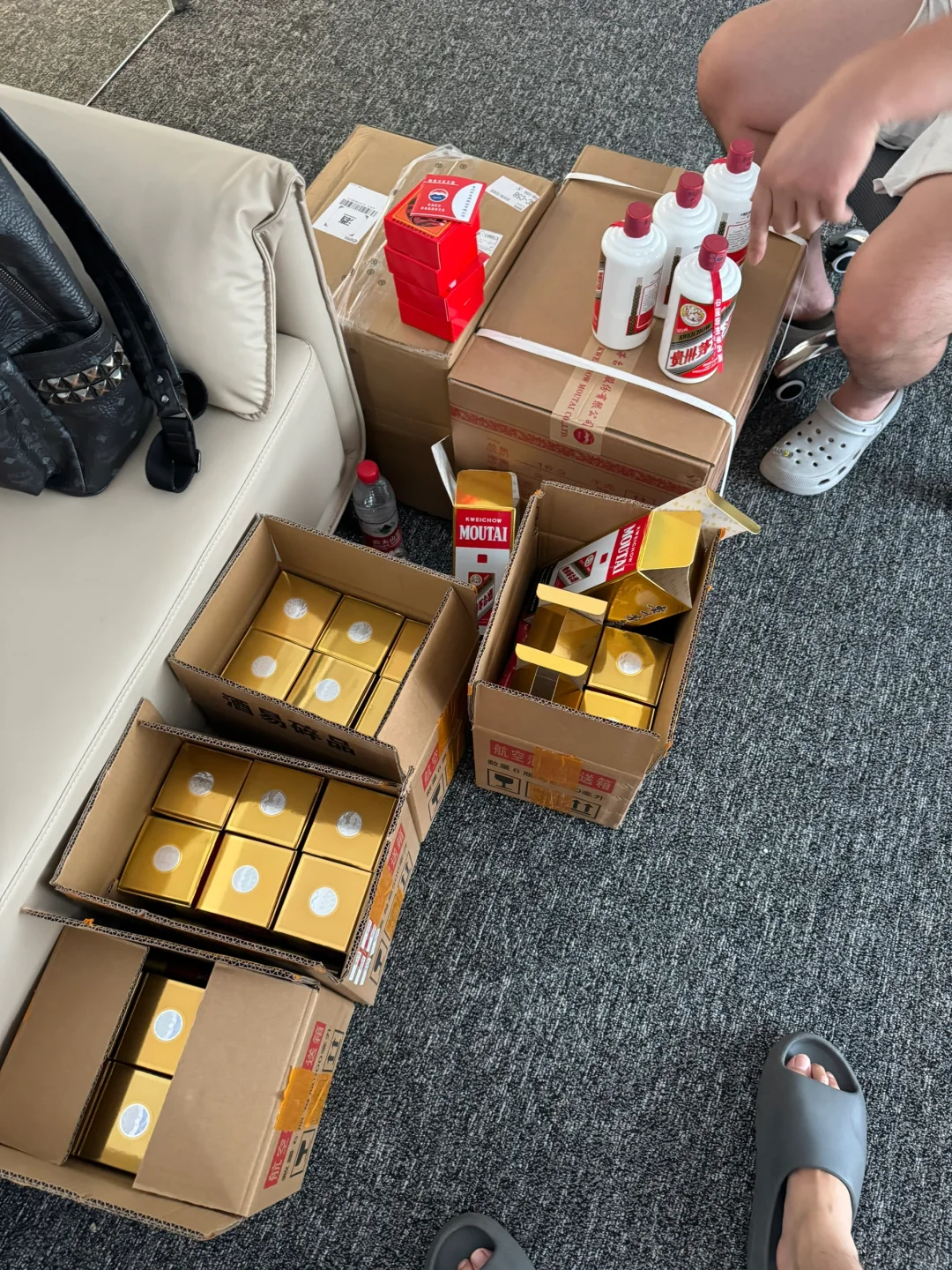 酒水档口跑路多，我们照样现款