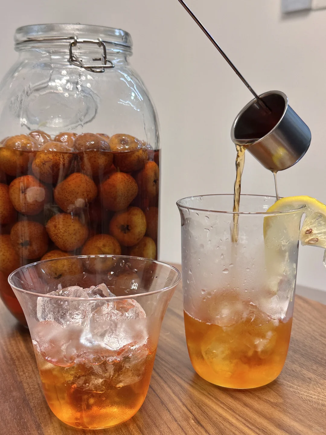 泡了快1年的山楂酒开封啦！怎么会这么好喝！